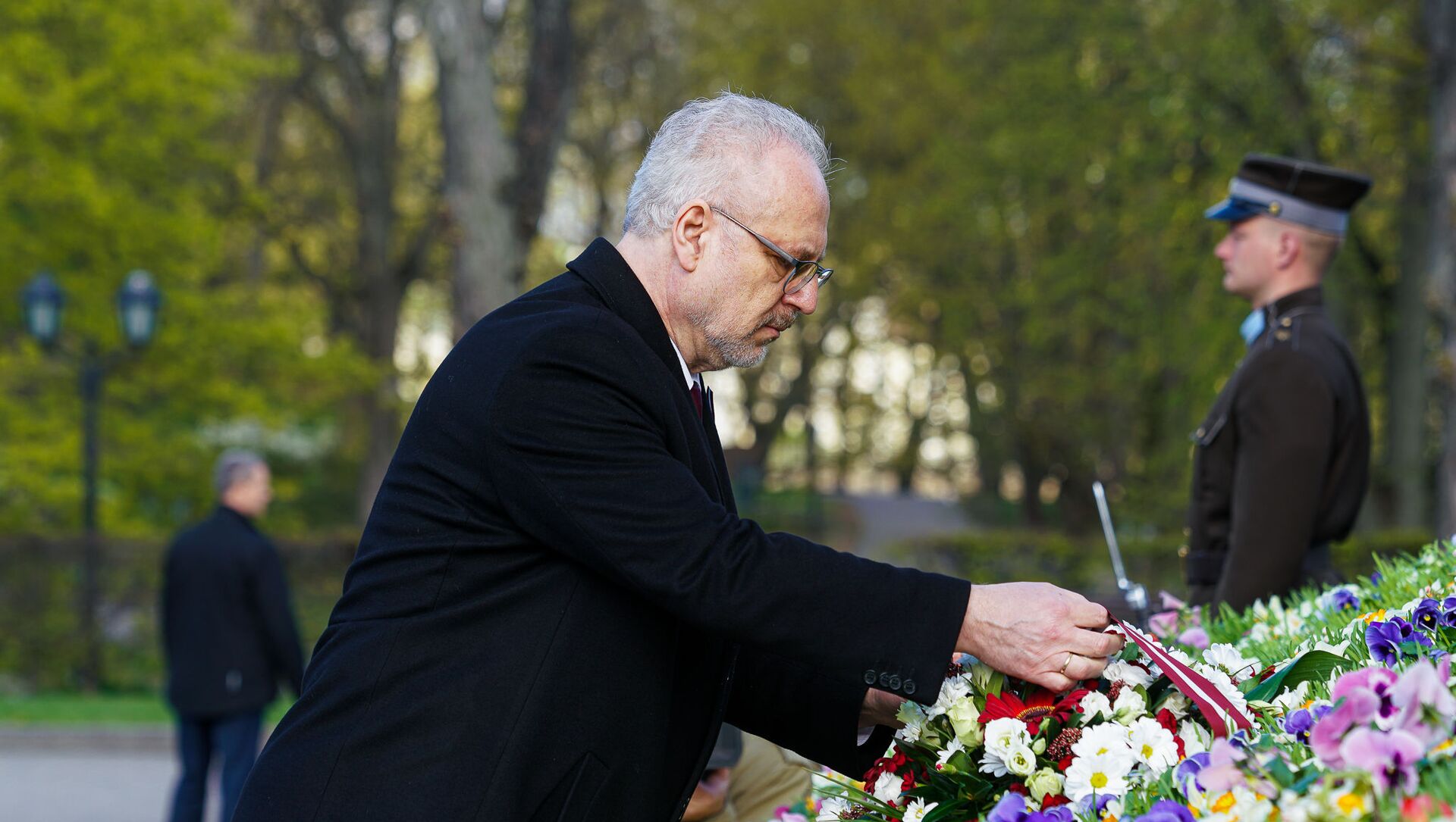 Президент Латвии Эгилс Левитс возлагает цветы к памятнику Свободы 4 мая - Sputnik Латвия, 1920, 29.04.2021