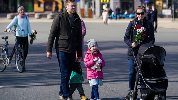 Жители Риги идут к памятнику Свободы возложить цветы 4 мая - Sputnik Латвия