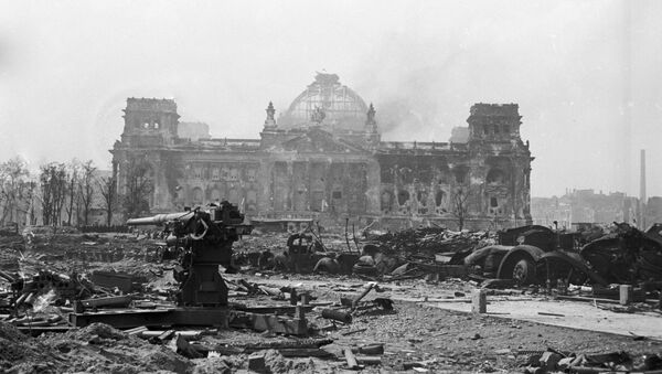 Зенитное орудие стоит у развалин Рейхстага в Берлине. - Sputnik Latvija