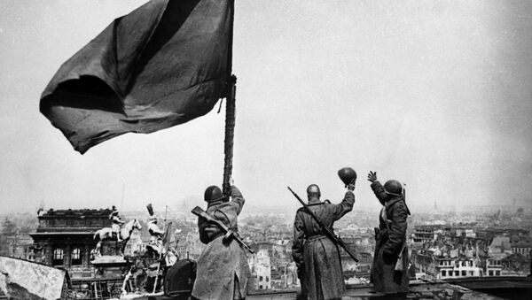 Советское знамя над Рейхстагом. - Sputnik Latvija