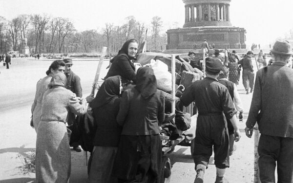 Berlīnes iedzīvotāji atgriežas mājās Berlīnes iedzīvotāji atgriežas mājās - Sputnik Latvija