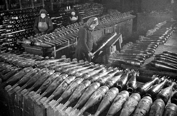 Женщины делают мины на московском заводе. 1942 год Женщины делают мины на московском заводе. 1942 год - Sputnik Латвия
