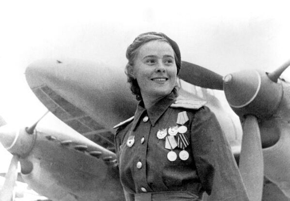 Герой Советского Союза заместитель командира эскадрильи 125-го гвардейского авиационного женского полка Мария Долина - Sputnik Латвия
