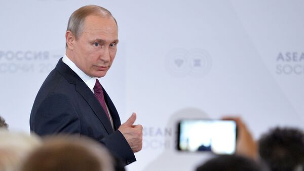  Владимир Путин на встрече глав делегаций-участников саммита Россия — АСЕАН в Сочи, 2016 год - Sputnik Латвия