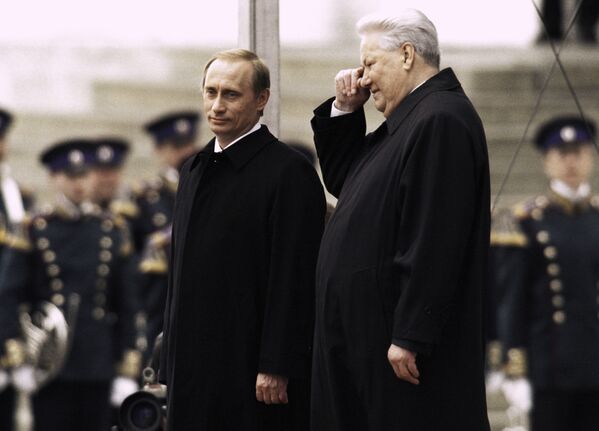 Первый Президент РФ Борис Ельцин и президент РФ Владимир Путин в день инаугурации Владимира Путина в 2000 году Первый Президент РФ Борис Ельцин и президент РФ Владимир Путин в день инаугурации Владимира Путина в 2000 году - Sputnik Латвия