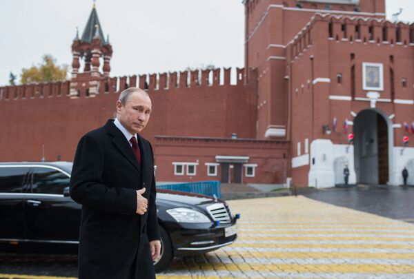Президент РФ Владимир Путин перед началом церемонии возложения цветов к памятнику Кузьмы Минина и Дмитрия Пожарского на Красной площади Президент РФ Владимир Путин перед началом церемонии возложения цветов к памятнику Кузьмы Минина и Дмитрия Пожарского на Красной площади - Sputnik Латвия