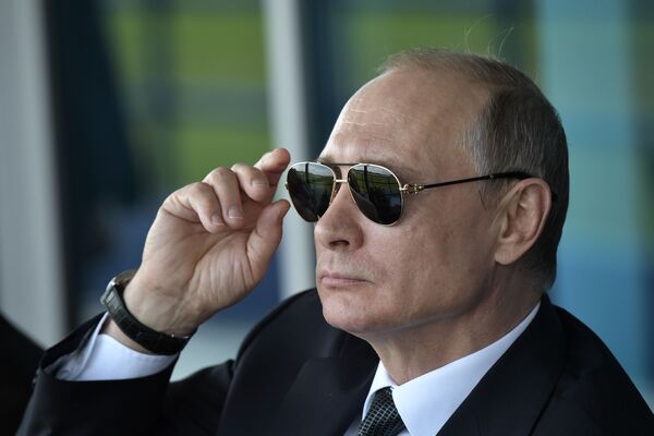 Президент России Владимир Путин наблюдает за демонстрационными полетами пилотажных групп во время посещения XIII Международного авиационно-космического салона МАКС-2017 в подмосковном Жуковском Президент России Владимир Путин наблюдает за демонстрационными полетами пилотажных групп во время посещения XIII Международного авиационно-космического салона МАКС-2017 в подмосковном Жуковском - Sputnik Латвия