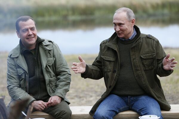 Премьер-министр РФ Дмитрий Медведев и президент РФ Владимир Путин на острове Липно в Новгородской области Премьер-министр РФ Дмитрий Медведев и президент РФ Владимир Путин на острове Липно в Новгородской области - Sputnik Латвия
