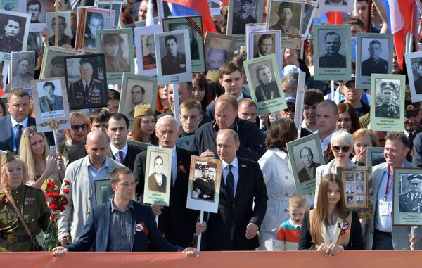 Владимир Путин возглавляет шествие Региональной патриотической общественной организации Бессмертный полк Москва по Красной площади Владимир Путин возглавляет шествие Региональной патриотической общественной организации Бессмертный полк Москва по Красной площади - Sputnik Латвия