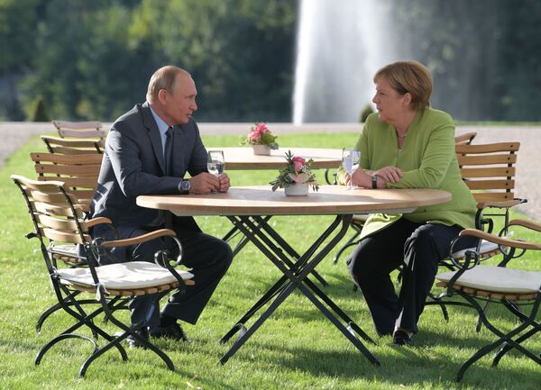 Президент России Владимир Путин и федеральный канцлер ФРГ Ангела Меркель во время встречи в резиденции правительства ФРГ Мезеберг Президент России Владимир Путин и федеральный канцлер ФРГ Ангела Меркель во время встречи в резиденции правительства ФРГ Мезеберг - Sputnik Латвия
