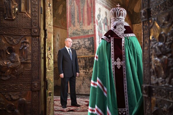 Владимир Путин и Патриарх Московский и всея Руси Кирилл во время благодарственного молебна по случаю инаугурации в Благовещенском соборе Кремля Владимир Путин и Патриарх Московский и всея Руси Кирилл во время благодарственного молебна по случаю инаугурации в Благовещенском соборе Кремля - Sputnik Латвия