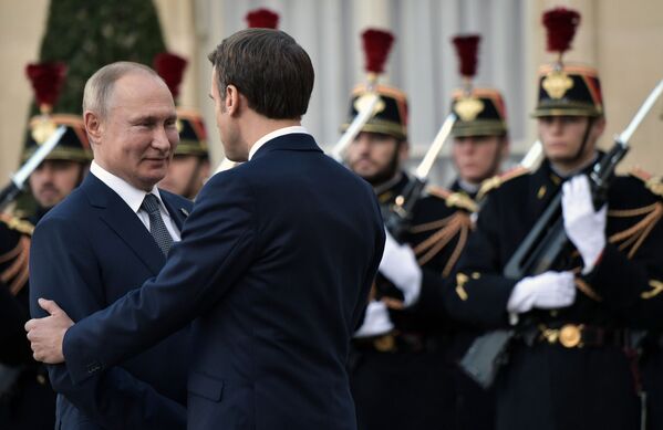 Владимир Путин и Эммануэль Макрон на церемонии официальной встречи в Елисейском дворце Владимир Путин и Эммануэль Макрон на церемонии официальной встречи в Елисейском дворце - Sputnik Латвия