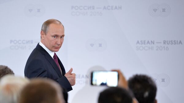  Владимир Путин на встрече глав делегаций-участников саммита Россия — АСЕАН в Сочи, 2016 год - Sputnik Латвия