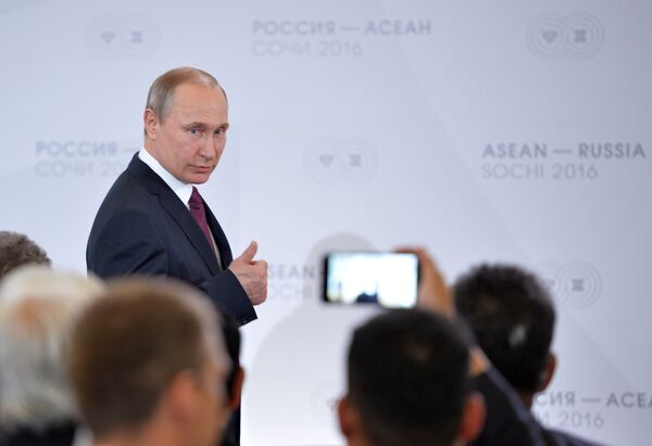 Владимир Путин на встрече глав делегаций — участников саммита Россия — АСЕАН в Сочи, 2016 год Владимир Путин на встрече глав делегаций — участников саммита Россия — АСЕАН в Сочи, 2016 год - Sputnik Латвия