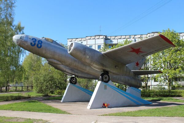 Рвали с мясом, сволочи: в Латвии осквернили памятник советским летчикам Рвали с мясом, сволочи: в Латвии осквернили памятник советским летчикам - Sputnik Латвия