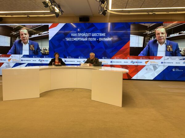Соединить родных тех, кто воевал в одном окопе: Бессмертный полк - онлайн ширится Соединить родных тех, кто воевал в одном окопе: Бессмертный полк - онлайн ширится - Sputnik Латвия
