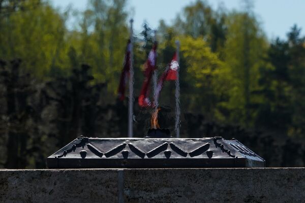Вечный огонь еа Братском кладбище в Риге - Sputnik Латвия