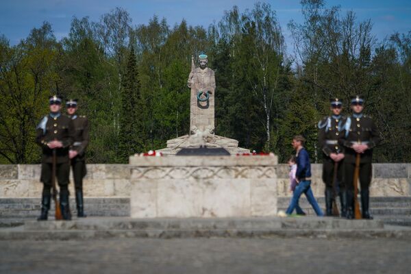 Почетный караул у вечного огня на Братском кладбище в Риге - Sputnik Латвия