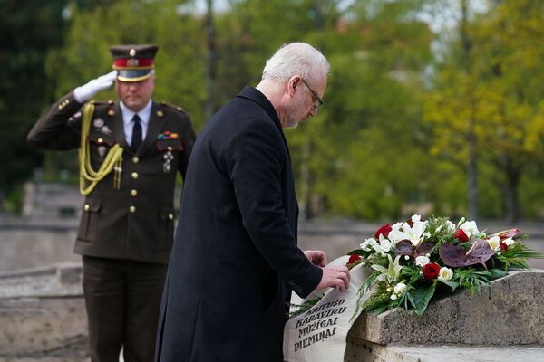 8 мая в День победы над нацизмом и день памяти жертв Второй мировой войны на Братском кладбище в Риге прошла церемония возложения цветов. Президент Латвии Эгилс Левитс - Sputnik Латвия