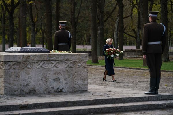 8 мая в День победы над нацизмом и день памяти жертв Второй мировой войны на Братском кладбище в Риге прошла церемония возложения цветов. Спикер Сейма Инара Мурниеце - Sputnik Латвия