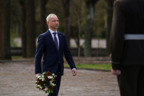 8 мая в День победы над нацизмом и день памяти жертв Второй мировой войны на Братском кладбище в Риге прошла церемония возложения цветов. Министр юстиции Янис Борданс 8 мая в День победы над нацизмом и день памяти жертв Второй мировой войны на Братском кладбище в Риге прошла церемония возложения цветов. Министр юстиции Янис Борданс - Sputnik Латвия