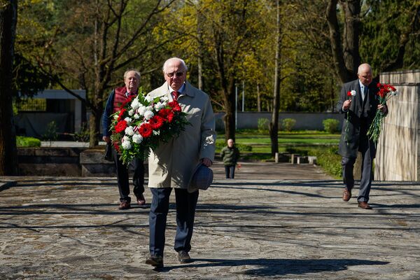8 мая в День победы над нацизмом и день памяти жертв Второй мировой войны на Братском кладбище в Риге прошла церемония возложения цветов. Представители ветеранской организации 130-го латышского стрелкового корпуса возлагают цветы - Sputnik Латвия