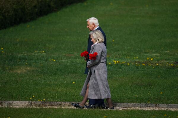 8 мая в День победы над нацизмом и день памяти жертв Второй мировой войны на Братском кладбище в Риге прошла церемония возложения цветов - Sputnik Латвия