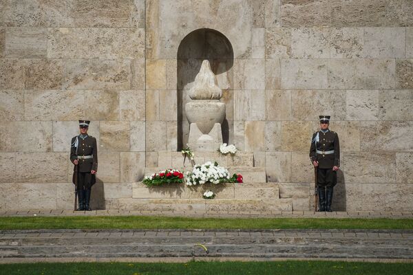 8 мая в День победы над нацизмом и день памяти жертв Второй мировой войны на Братском кладбище в Риге прошла церемония возложения цветов - Sputnik Латвия
