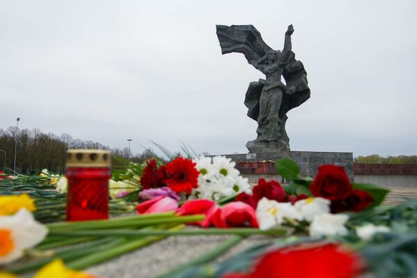 Цветы у памятника Освободителям 9 мая - Sputnik Латвия