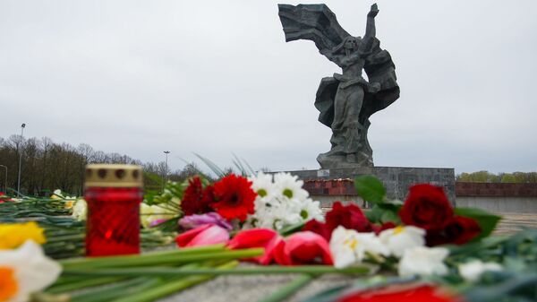 Цветы у памятника Освободителям 9 мая - Sputnik Latvija