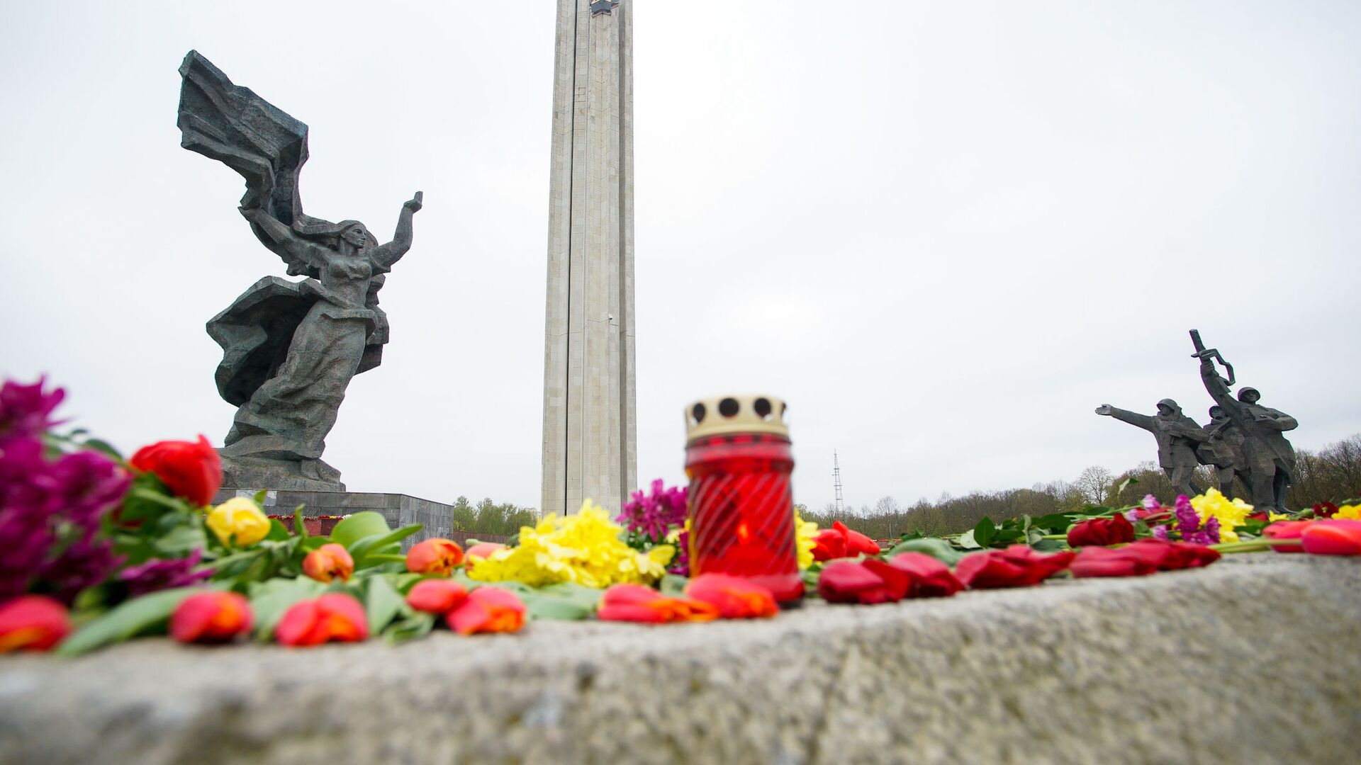 Цветы у памятника Освободителям в Риге 9 мая - Sputnik Латвия, 1920, 28.04.2021