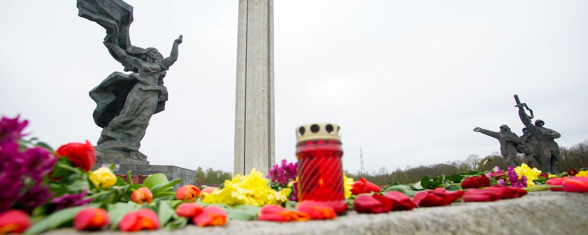 Цветы у памятника Освободителям в Риге 9 мая - Sputnik Латвия, 1920, 22.10.2020