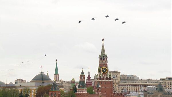 Шесть штурмовиков окрасили небо над Москвой в цвета государственного флага РФ - Sputnik Латвия