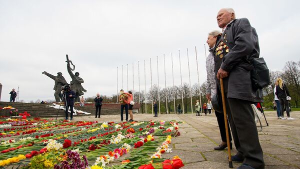 День Победы у памятника Освободителям в Риге - Sputnik Latvija