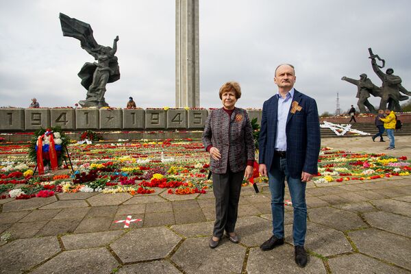 День Победы у памятника Освободителям в Риге. Татьяна Жданок и Мирослав Митрофанов День Победы у памятника Освободителям в Риге. Татьяна Жданок и Мирослав Митрофанов - Sputnik Латвия