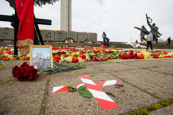 День Победы у памятника Освободителям в Риге. Крестики напоминают о социальной дистанции - Sputnik Латвия