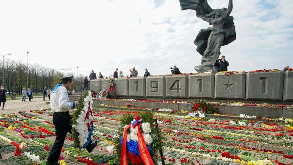 День Победы у памятника Освободителям в Риге - Sputnik Latvija