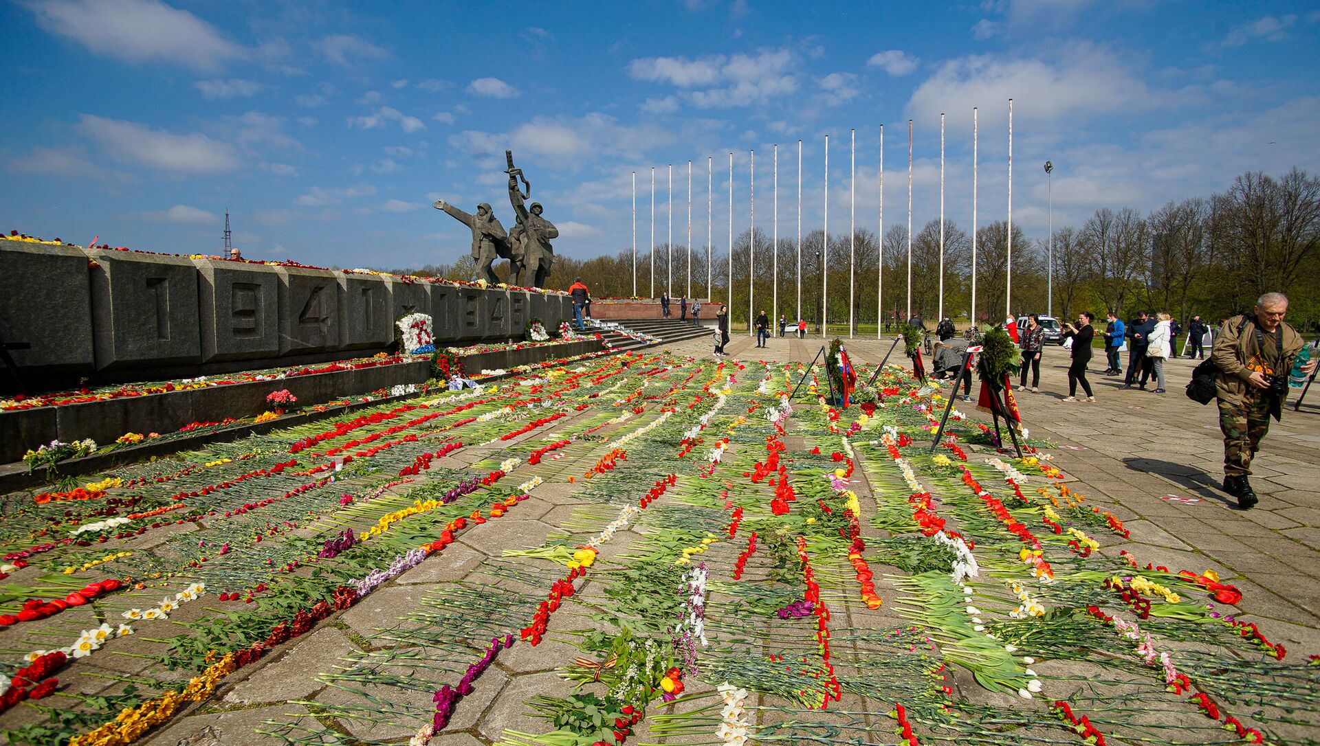 День Победы у памятника Освободителям в Риге - Sputnik Латвия, 1920, 10.05.2021