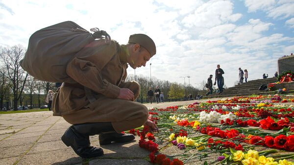 День Победы у памятника Освободителям в Риге - Sputnik Латвия