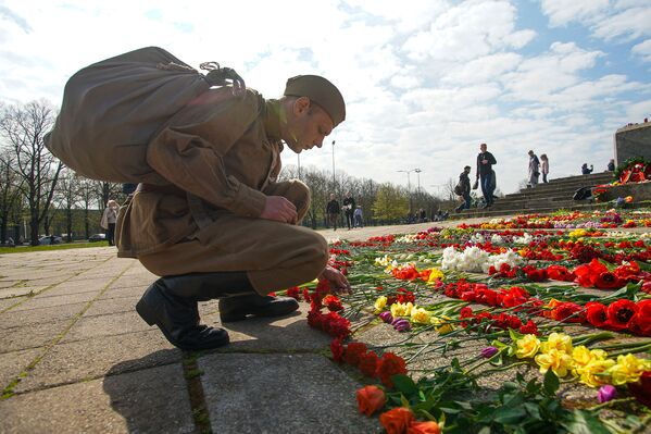 День Победы у памятника Освободителям в Риге - Sputnik Латвия