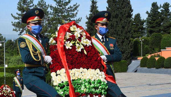Церемония возложения венков в честь 75-летия Победы в Таджикистане - Sputnik Латвия
