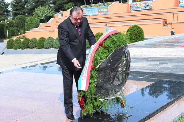 Президент Республики Таджикистан Эмомали Рахмон возложил цветы - Sputnik Латвия