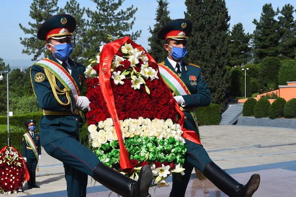Церемония возложения венков в честь 75-летия Победы в Таджикистане Церемония возложения венков в честь 75-летия Победы в Таджикистане - Sputnik Латвия