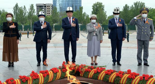 На площади Победы в Бишкеке в честь 75-летия Победы в Великой Отечественной войне состоялся митинг-реквием с участием первых лиц государства (9 мая 2020). Кыргызстан  - Sputnik Латвия