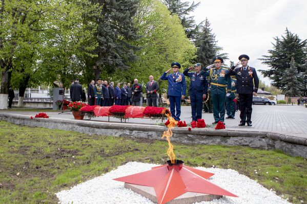 В день празднования 75-й годовщины Победы в Великой Отечественной войне в югоосетинской столице возложили гирлянду Славы у Вечного огня (9 мая 2020). Южная Осетия - Sputnik Латвия