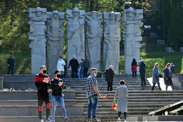 В Литве, несмотря на карантин, жители столицы отправились к мемориалам павших советских воинов, чтобы возложить цветы в честь их подвига (9 мая 2020). Вильнюс - Sputnik Латвия