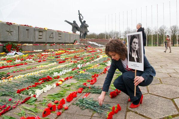 Организатор Бессмертного полка Маргарита Драгиле пришла к памятнику Освободителям с портретом бабушки-блокадницы (9 мая 2020). Латвия - Sputnik Латвия