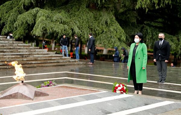 Президент Грузии Саломе Зурабишвили почтила память героев Великой Отечественной войны в парке Ваке (9 мая 2020). Тбилиси  - Sputnik Латвия