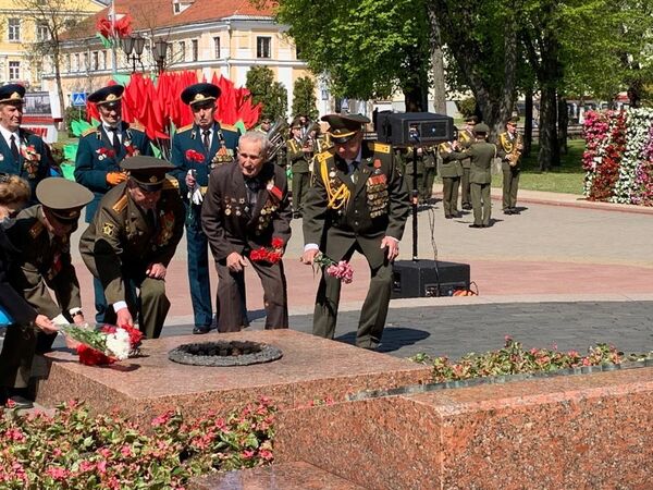 Ветераны вооруженных сил возложили цветы в Гродно в память о павших в Великой Отечественной войне  (9 мая 2020). Беларусь - Sputnik Латвия