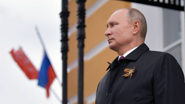 Президент РФ В. Путин во время воздушного парада, посвященного 75-летию Победы в ВОВ - Sputnik Латвия